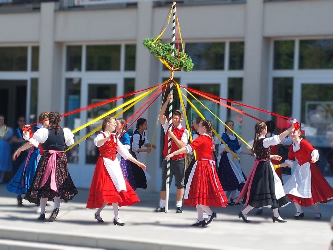 Höhepunkte im Wonnemonat: Maibaum und Muttertag in Böhlen