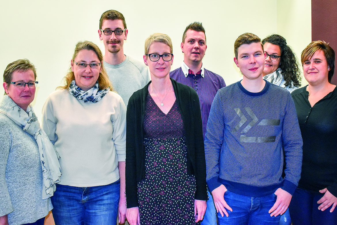 Gruppenbild der ASB-Markenbotschafter: acht Mitarbeiter*innen wollen ihre Begeisterung für den ASB-Leipzig als Markenbotschafter kommunizieren.