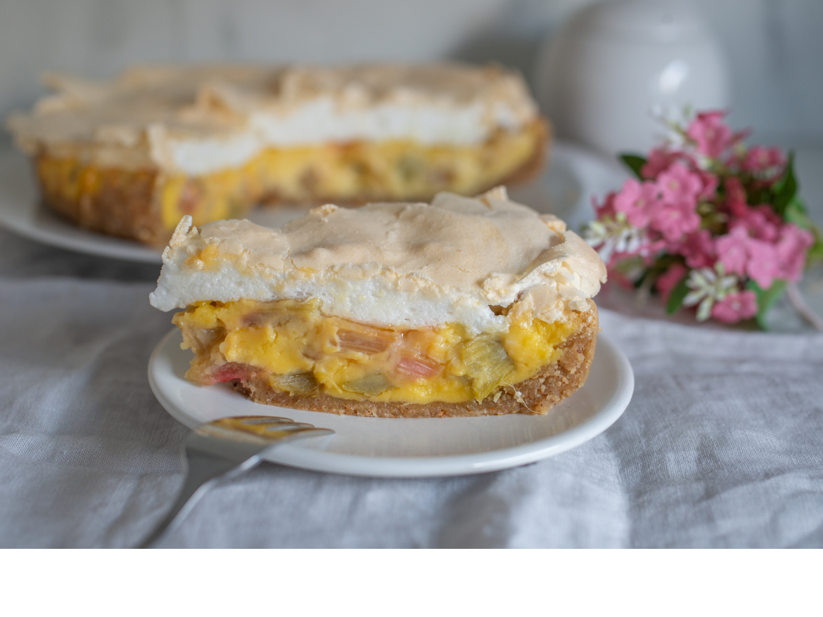 Rhabarber-Baiser-Torte Genießen Sie die saisonalen Köstlichkeiten im Café & Bistro