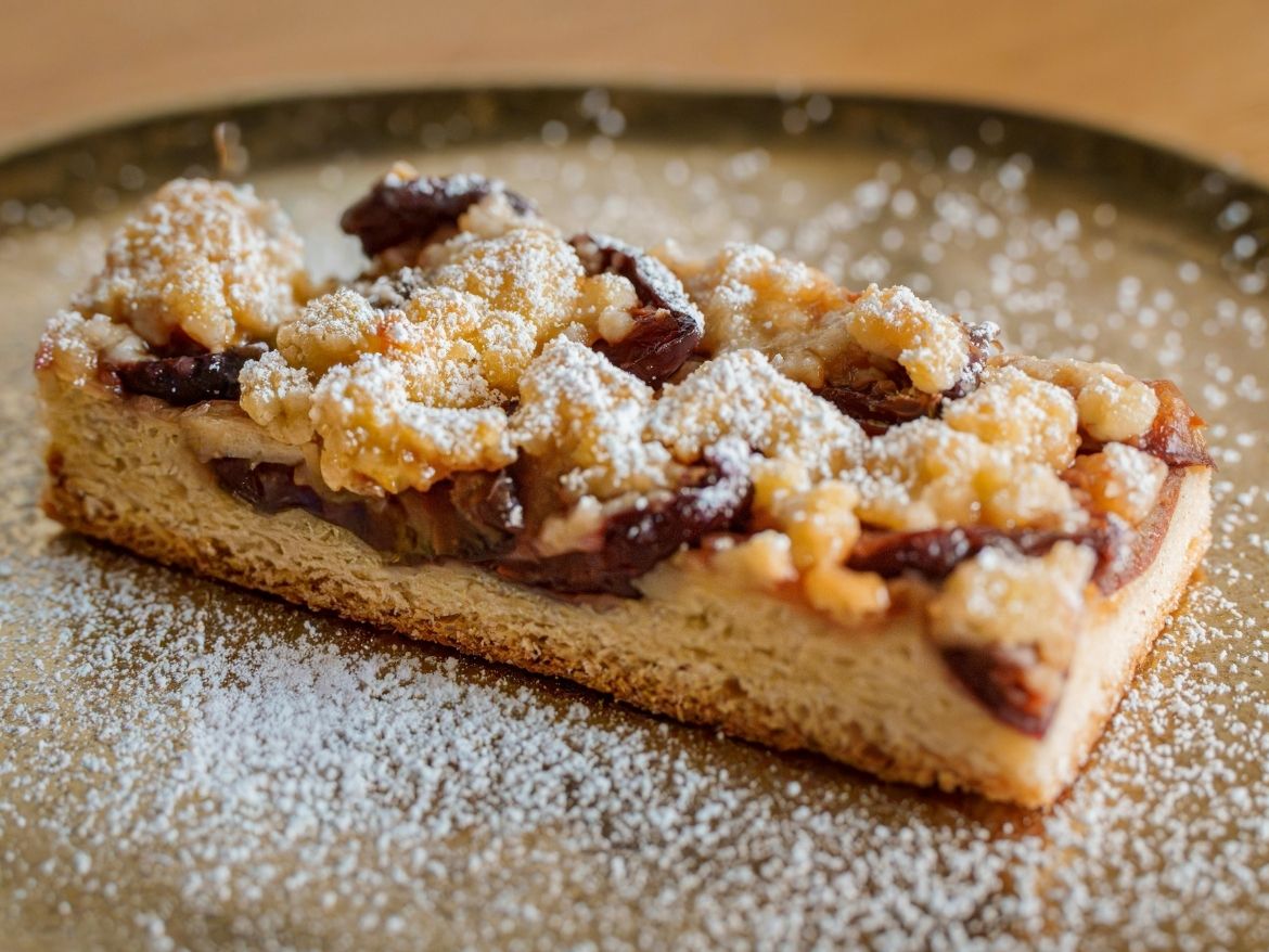 Zwetschgen-Streusel-Kuchen Genießen Sie die saisonalen Köstlichkeiten im Café & Bistro