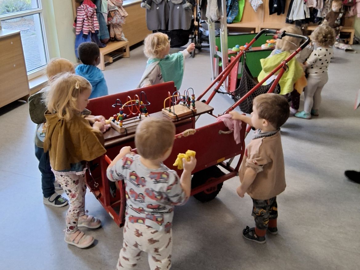 Kleine Hände und Ohren ganz groß: Heinzelmännchen- und Vorlesetag in der Kita