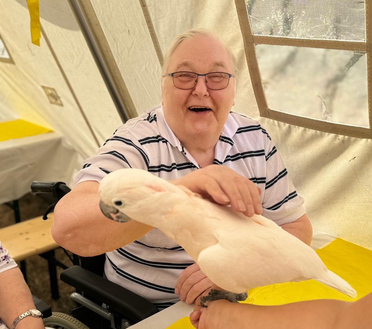 Foto ASB Leipzig_SH Böhlen_Sommerfest 20 Jahre_Senior mit Kakadu.jpg