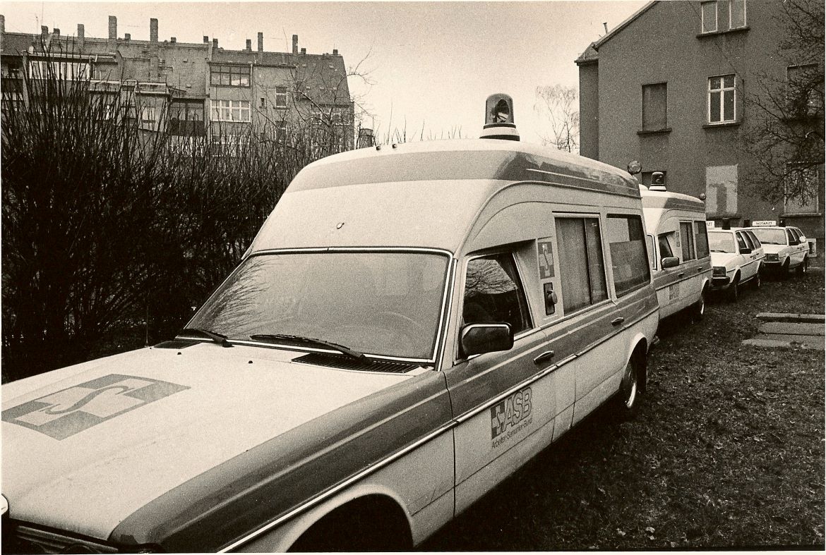 Notarzt- und Krankenwagen von Köln nach LE_1990.jpg