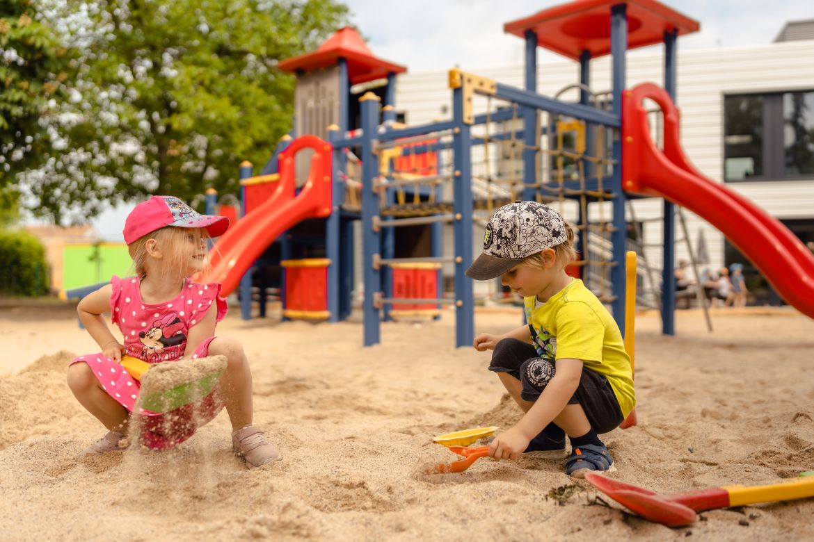 Kinder im Sand_klein.jpg