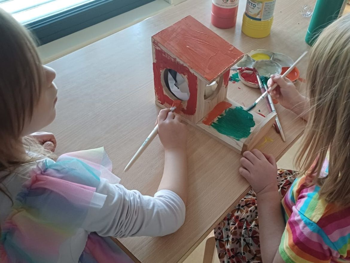 Kleine Hände und Ohren ganz groß: Heinzelmännchen- und Vorlesetag in der Kita