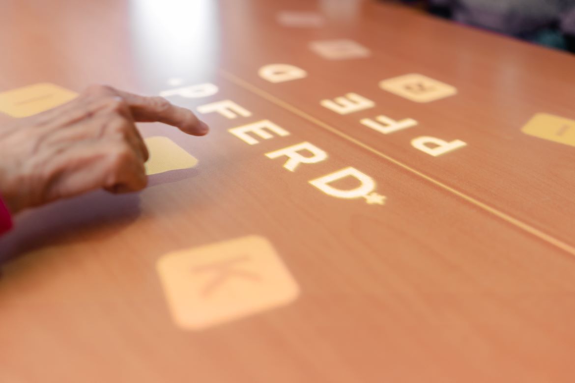 Tovertafel mit Hand.jpg