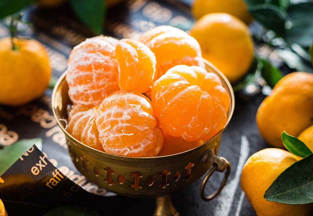 Geschälte Mandarinen in einem Metallkorb