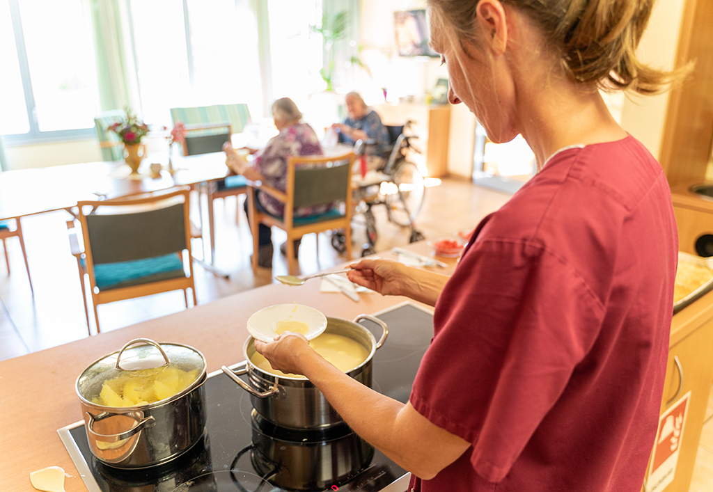 Leben im Seniorenheim: Gemeinsames Kochen