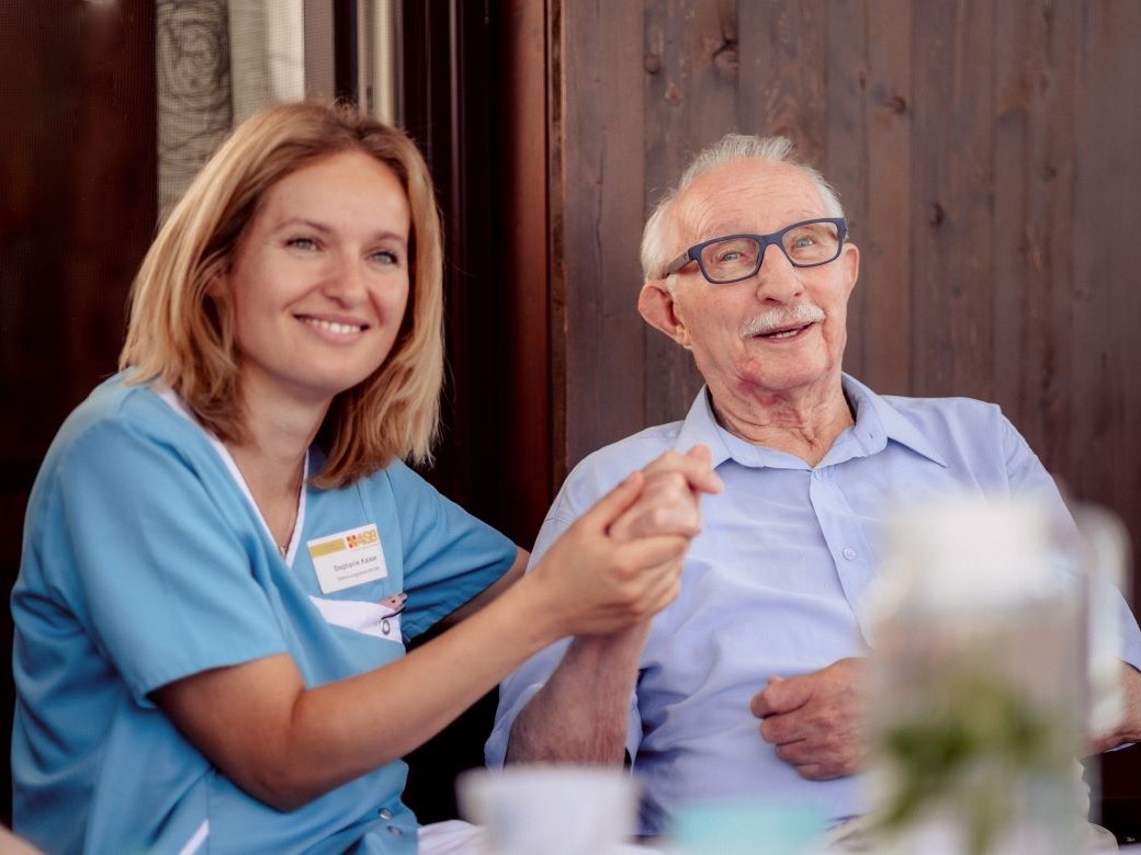 Frau Kaiser mit Senior_Hand halten.jpg