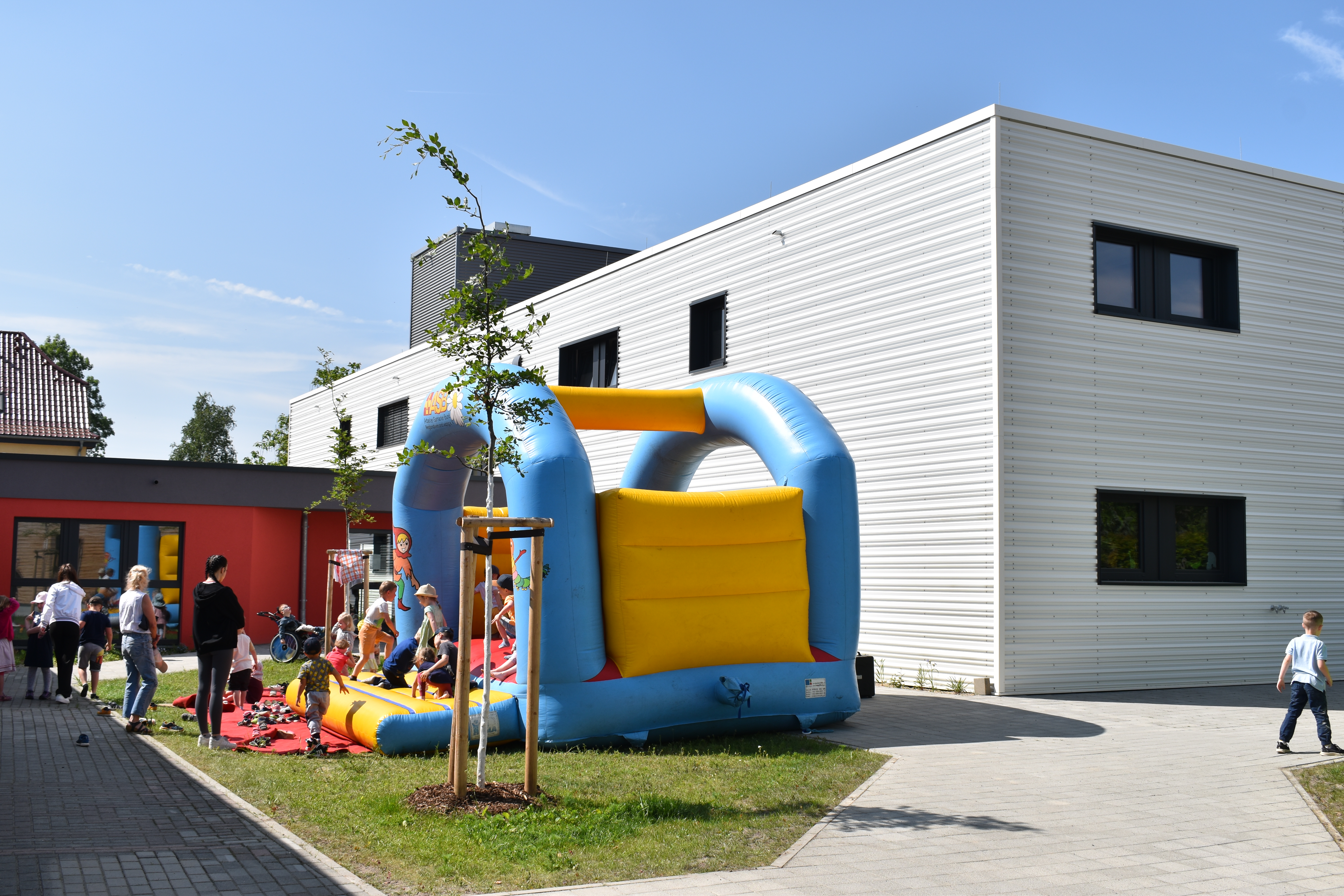 Kita-Kinder in Eilenburg erobern den neuen Erweiterungsbau